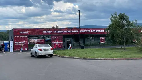 Красноярский бизнесмен обклеил свое кафе патриотическими лозунгами во избежание сноса