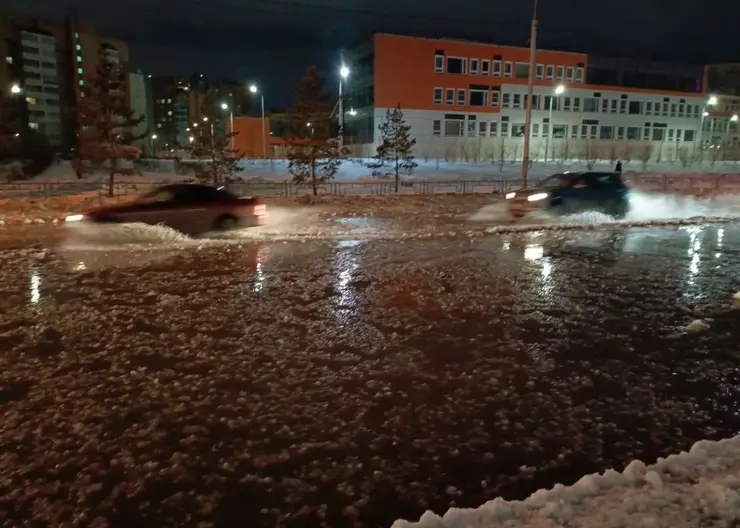 В Красноярске из-за аварии затопило проезжую часть на ул. Алексеева