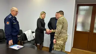 Бойцу из Свердловского района Красноярска вручили медаль за храбрость II степени