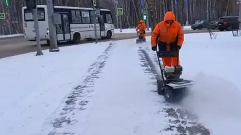 Красноярские коммунальщики очищают тротуары от снега с помощью мотоблоков