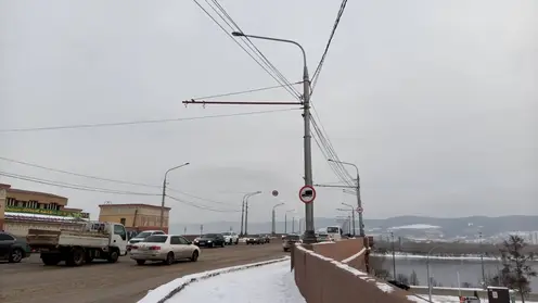 В Красноярске на Коммунальном мосту монтируют сети для троллейбусов
