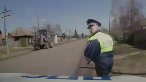 В Емельяновском районе мужчина напился и сел за руль трактора