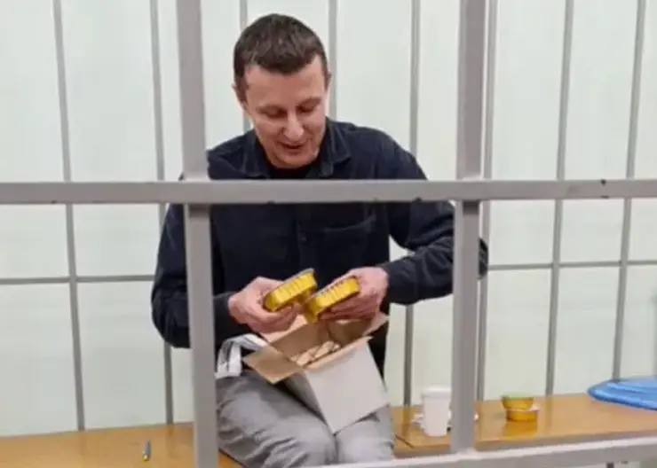 Что в сухпайке у Глискова? Депутат показал чем его кормят в красноярском СИЗО