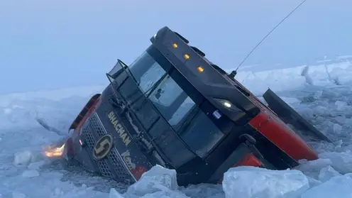В Якутии на автозимнике грузовик провалился под лед