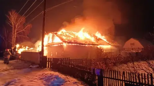 В Алтайском крае пожарные боролись с пожаром в жилом доме на площади 200 квадратных метров