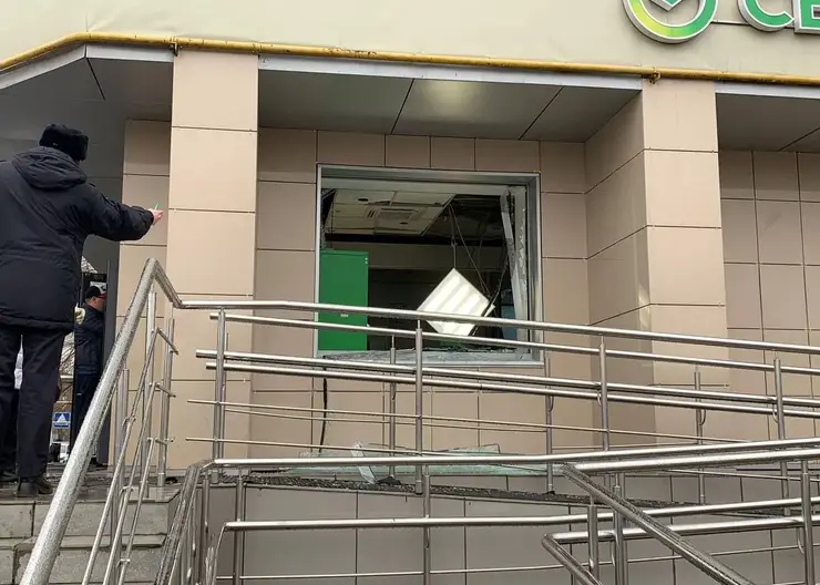 В Омске неизвестный разгромил отделение банка при попытке взломать банкомат