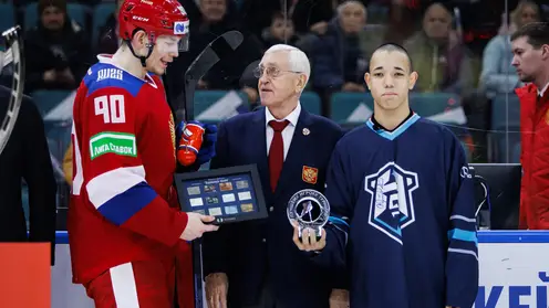 14-летний хоккеист из Норильска вручил награду лучшему игроку кубка Первого канала