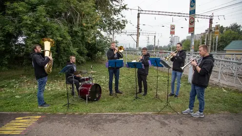 Железнодорожники и музыканты «уличного» духового оркестра напомнили красноярцам о правилах безопасности в рамках акции «Постой, пешеход!»
