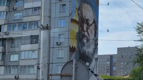 В Красноярске скоро закончат рисовать мурал с изображением святителя Луки
