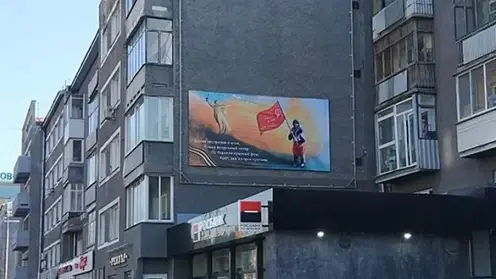 Изображение украинской бабушки со знаменем Победы появилось в Новосибирске