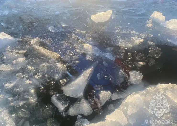 На Байкале под лед провалился внедорожник с двумя людьми. Есть погибший