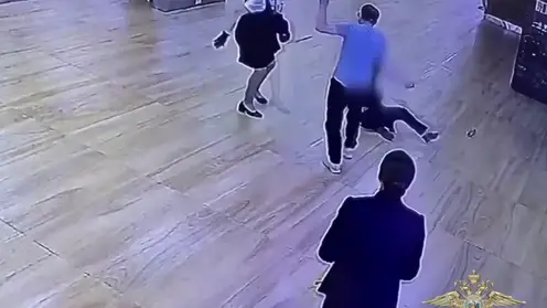 64-летний мужчина с ножом напал на сотрудницу аэропорта Красноярск