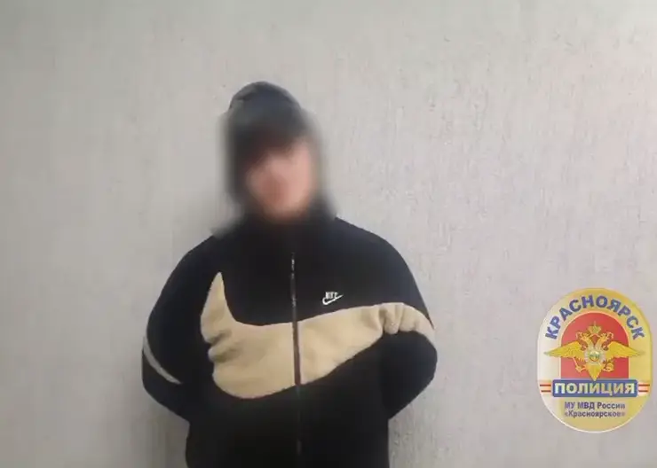 В Красноярске двое парней устроили погром в подъезде дома на Ярыгинской набережной