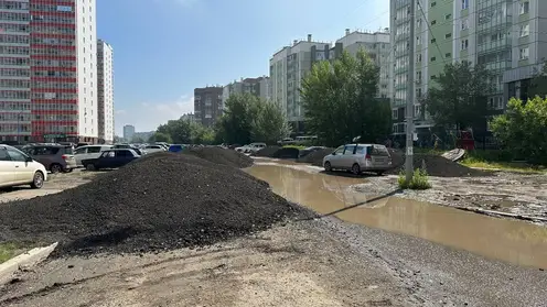 В Красноярске проходят подготовительные работы к выравниванию гравийной части ул. Карамзина