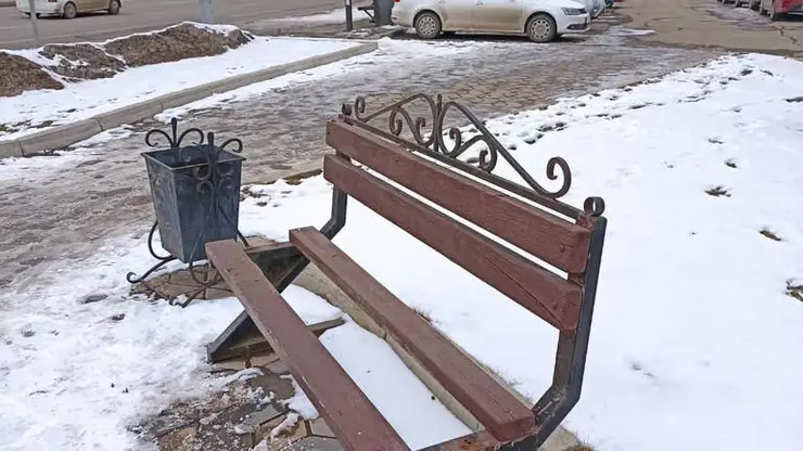 В Красноярске вандалы сломали качели и лавки в нескольких скверах