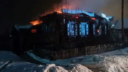 При пожаре в многоквартирном доме в Ермаковском районе погибла женщина
